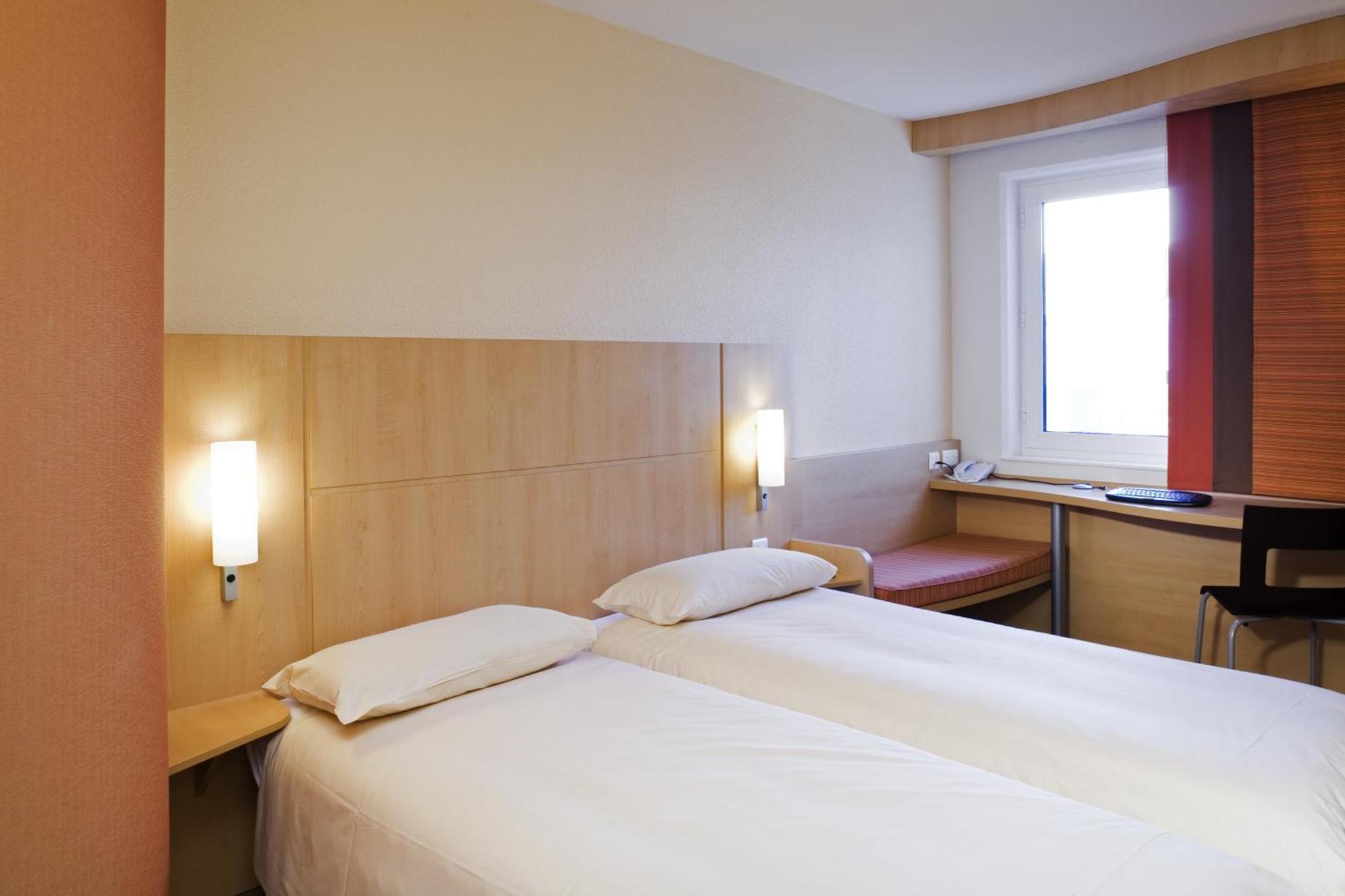 Ibis Bristol Temple Meads Hotel Стая снимка