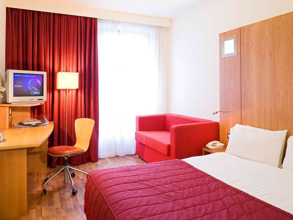 Ibis Bristol Temple Meads Hotel Стая снимка